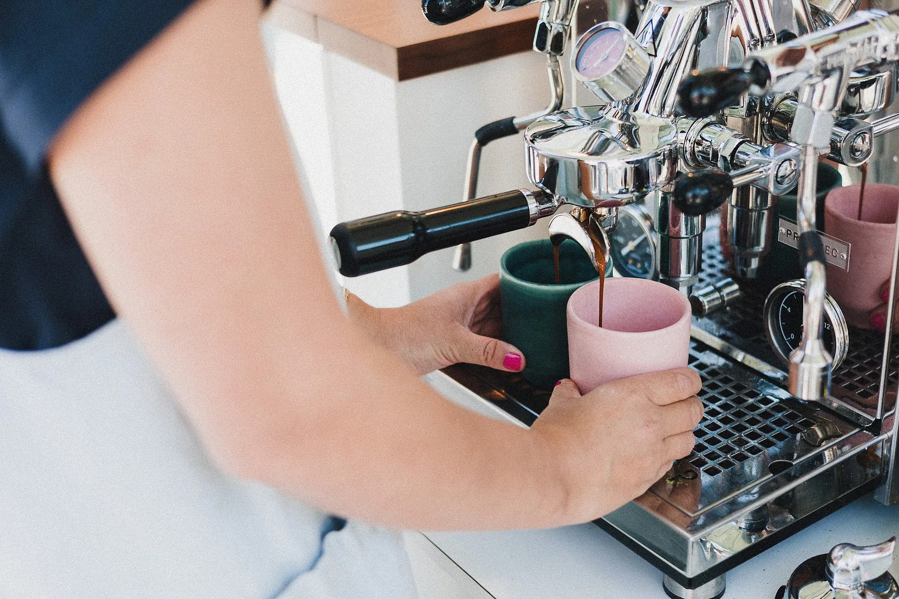 Barista am Mahlwerk, Outdoor-Pavillon, Sommer
