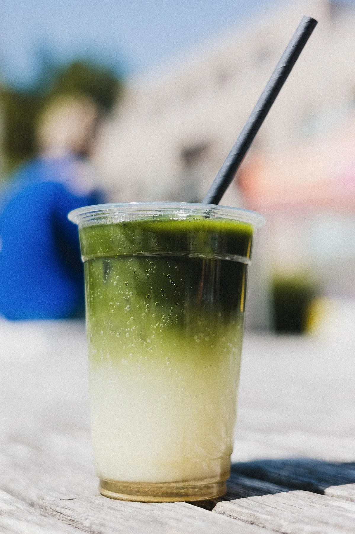 Erfrischender Drink im Becher beim Stadtfest vor der Werkhalle