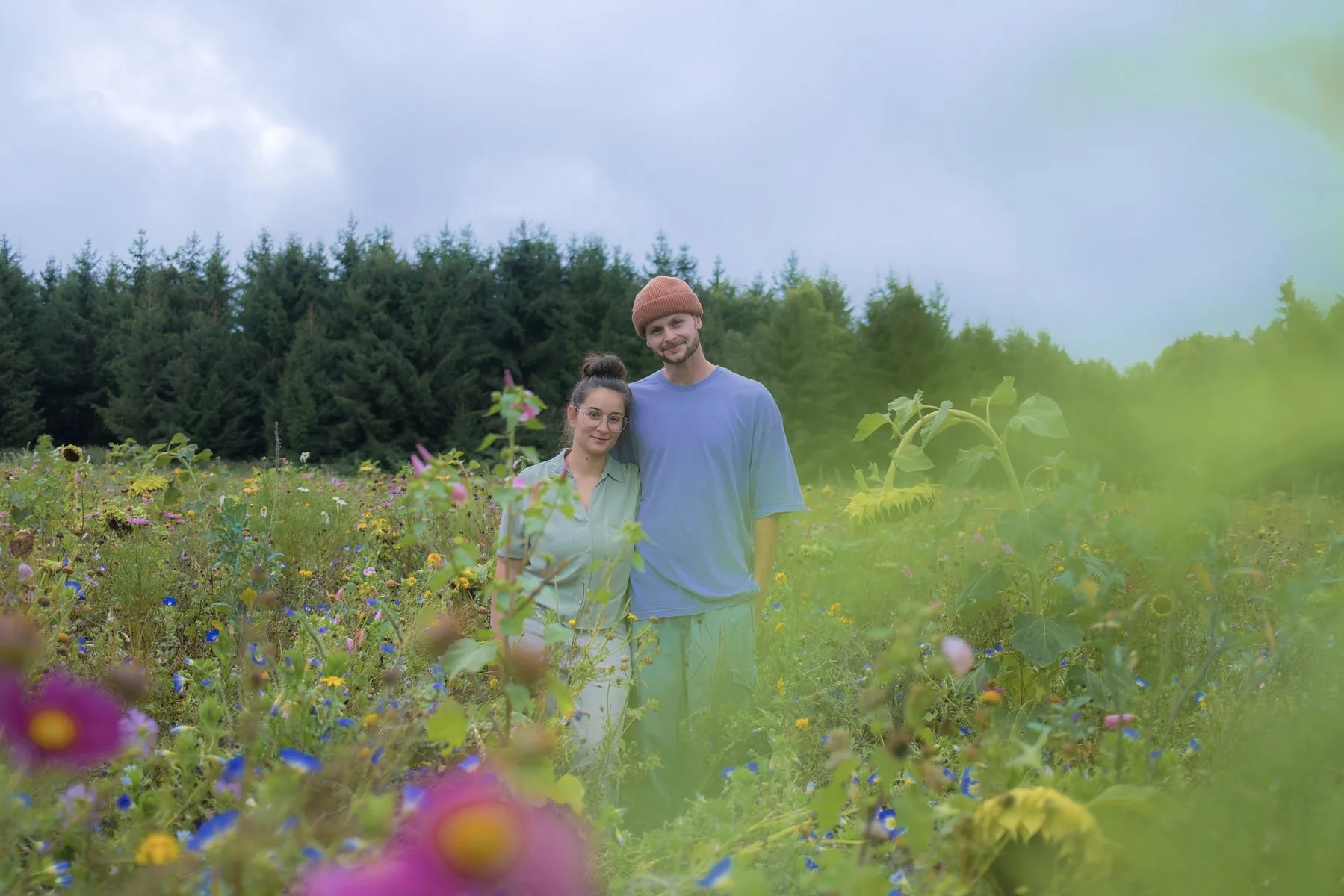 Nati und Dany im Sonnenblumenfeld neben dem Pocissimo Coffee Ape